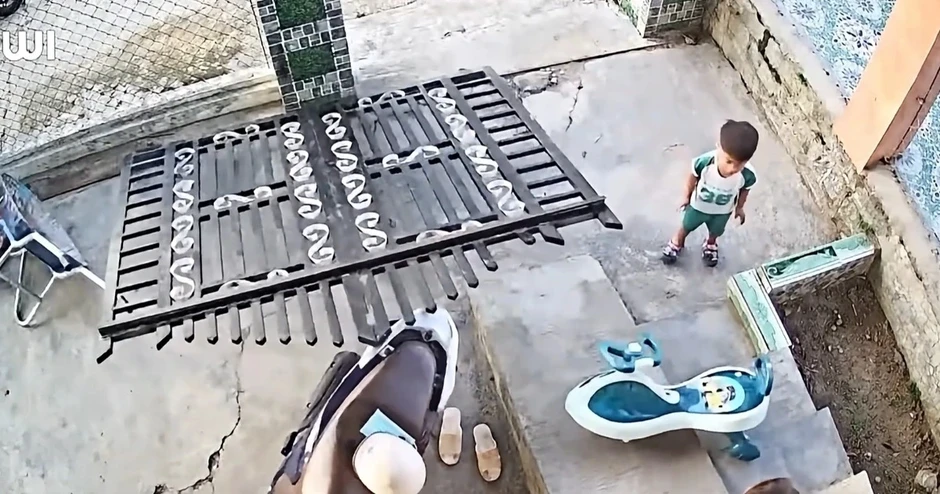 Clip “khoảnh khắc bé trai suýt bị cửa sắt nặng đè trúng” nổi bật tuần qua