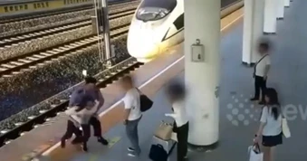 Clip “người đàn ông phản ứng nhanh cứu cô gái muốn tự sát” nổi bật tuần qua
