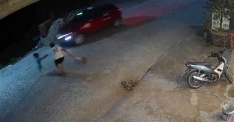 Clip “người đàn ông phản ứng nhanh cứu em bé khỏi tai nạn” nổi bật tuần qua
