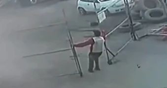 Clip “người đàn ông phản ứng nhanh cứu mạng đồng nghiệp” nổi bật tuần qua