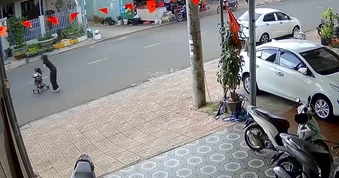 Clip “người lớn bất cẩn suýt khiến em nhỏ gặp nguy hiểm” nổi bật tuần qua