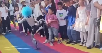 Clip “robot hình người đá trúng khán giả khi đang múa võ” nổi bật tuần qua