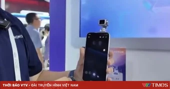 Điện thoại robot đầu tiên trên thế giới