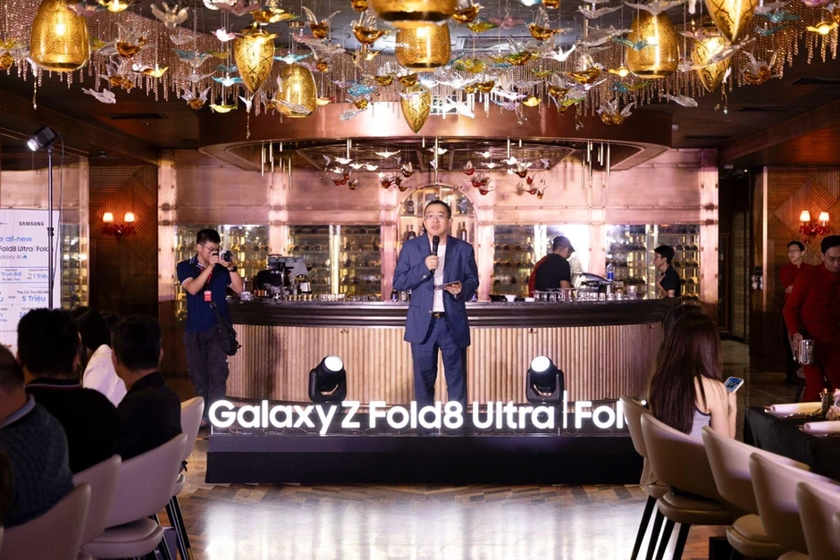 FPT Shop trao quà 12 triệu đồng cho người mua sớm Galaxy Z series mới FPT Shop trao quà 12 triệu đồng cho người mua sớm Galaxy Z series mới