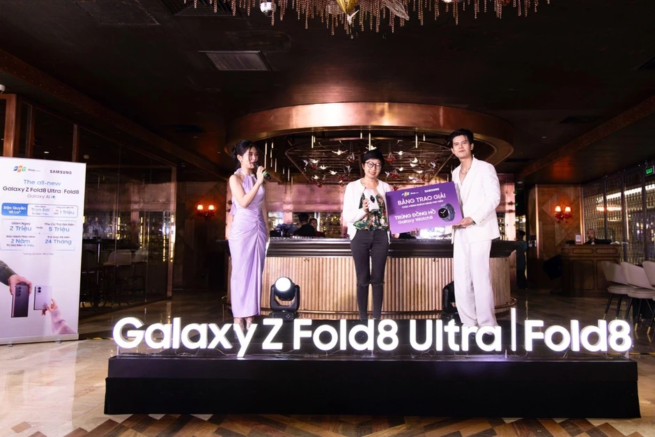FPT Shop trao quà 12 triệu đồng cho người mua sớm Galaxy Z series mới FPT Shop trao quà 12 triệu đồng cho người mua sớm Galaxy Z series mới