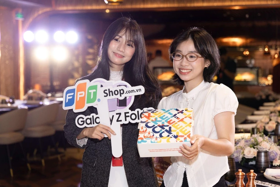 FPT Shop trao quà 12 triệu đồng cho người mua sớm Galaxy Z series mới FPT Shop trao quà 12 triệu đồng cho người mua sớm Galaxy Z series mới