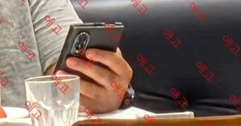 Lộ video và ảnh thực tế chiếc điện thoại màn hình gập đặc biệt của Samsung