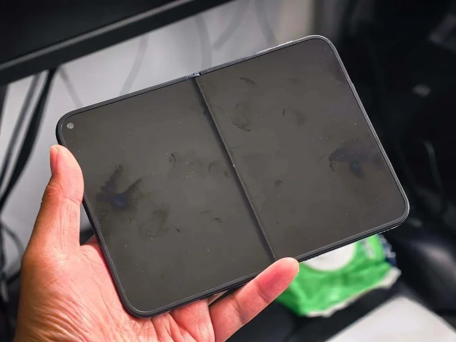 Mô hình mẫu hé lộ thiết kế hoàn chỉnh của iPhone màn hình gập Mô hình mẫu hé lộ thiết kế hoàn chỉnh của iPhone màn hình gập