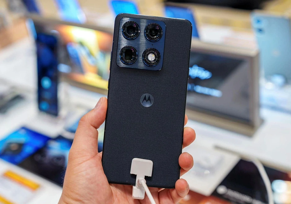 Motorola ra mắt smartphone cao cấp đầu tiên tại Việt Nam, giá 23 triệu đồng Motorola ra mắt smartphone cao cấp đầu tiên tại Việt Nam, giá 23 triệu đồng