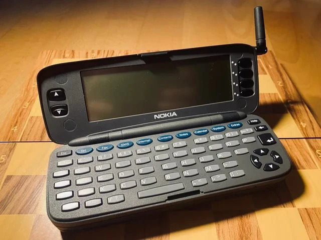 Ngày xưa ai mà dùng chiếc Nokia 9000 Communicator này thì "sang chảnh" kém gì iPhone 17 Pro Max bây giờ Ngày xưa ai mà dùng chiếc Nokia 9000 Communicator này thì "sang chảnh" kém gì iPhone 17 Pro Max bây giờ