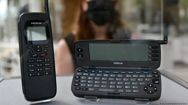 Ngày xưa ai mà dùng chiếc Nokia 9000 Communicator này thì "sang chảnh" kém gì iPhone 17 Pro Max bây giờ Ngày xưa ai mà dùng chiếc Nokia 9000 Communicator này thì "sang chảnh" kém gì iPhone 17 Pro Max bây giờ