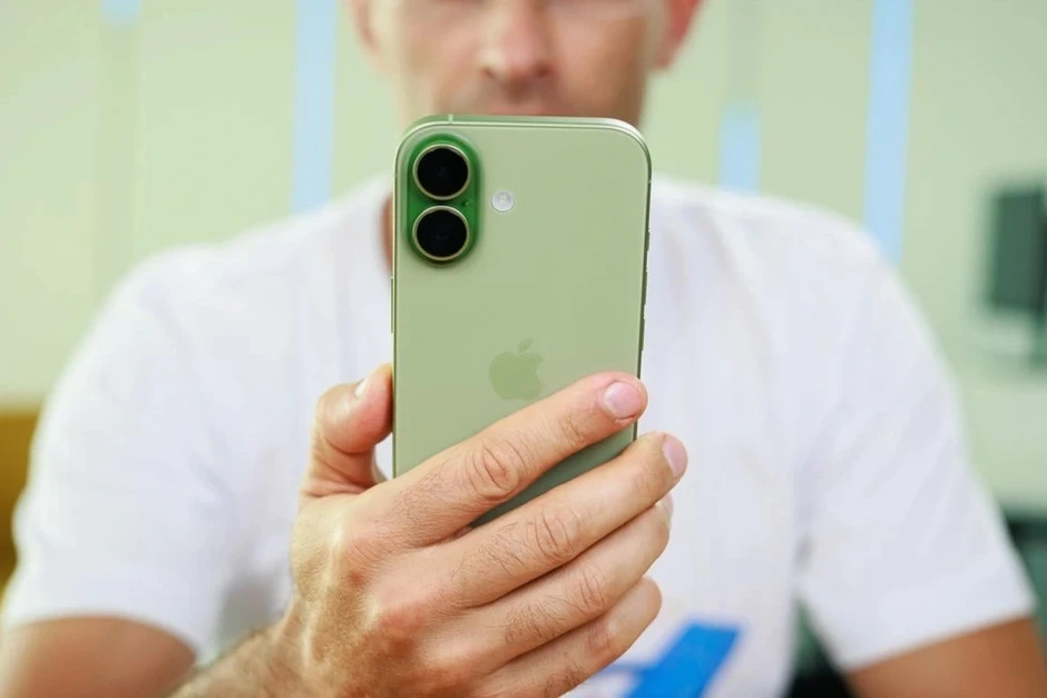 Nhiều người dùng iPhone gặp tình trạng hao pin, nóng máy