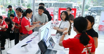 Nhiều thuê bao bị khóa một chiều, người dân tấp nập đi xác thực SIM