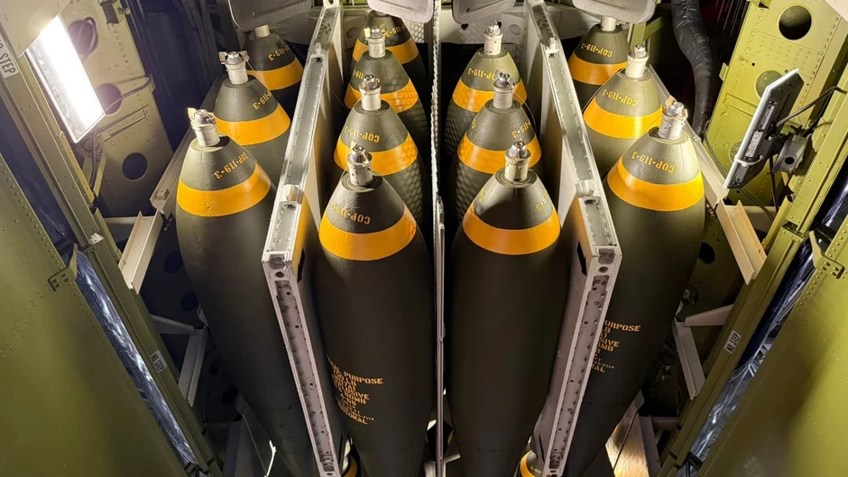 'Ông kẹ' bầu trời B-52 Stratofortress Mỹ đang ‘dội bom’ Iran, sức mạnh vẫn kinh hoàng 'Ông kẹ' bầu trời B-52 Stratofortress Mỹ đang ‘dội bom’ Iran, sức mạnh vẫn kinh hoàng