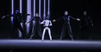 Robot hình người của Honor nhảy moonwalk và lộn ngược trên sân khấu