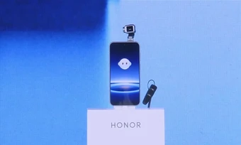Robot Phone của Honor trình diễn trên sân khấu