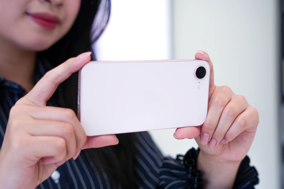 Trên tay iPhone 17e: Có nâng cấp nhưng chưa đáng kể Trên tay iPhone 17e: Có nâng cấp nhưng chưa đáng kể