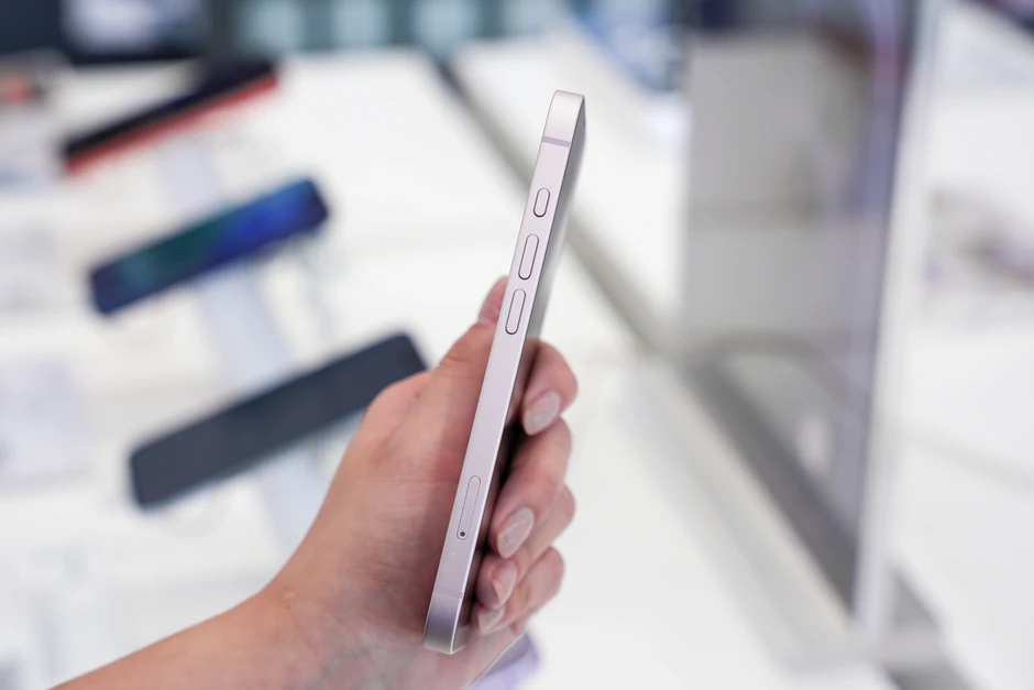 Trên tay iPhone 17e: Có nâng cấp nhưng chưa đáng kể Trên tay iPhone 17e: Có nâng cấp nhưng chưa đáng kể