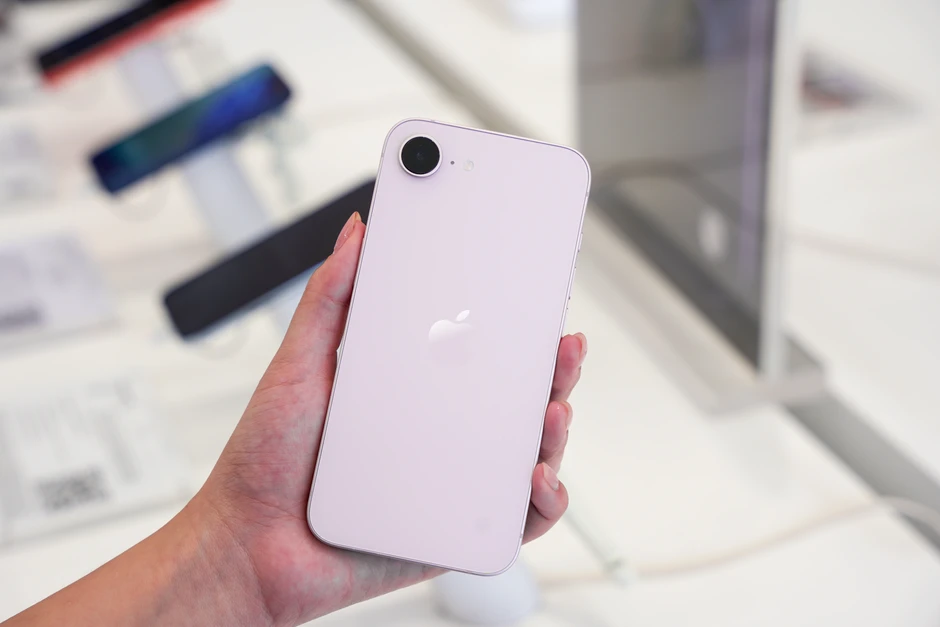 Trên tay iPhone 17e: Có nâng cấp nhưng chưa đáng kể Trên tay iPhone 17e: Có nâng cấp nhưng chưa đáng kể