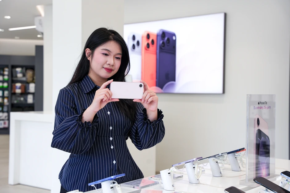 Trên tay iPhone 17e: Có nâng cấp nhưng chưa đáng kể Trên tay iPhone 17e: Có nâng cấp nhưng chưa đáng kể