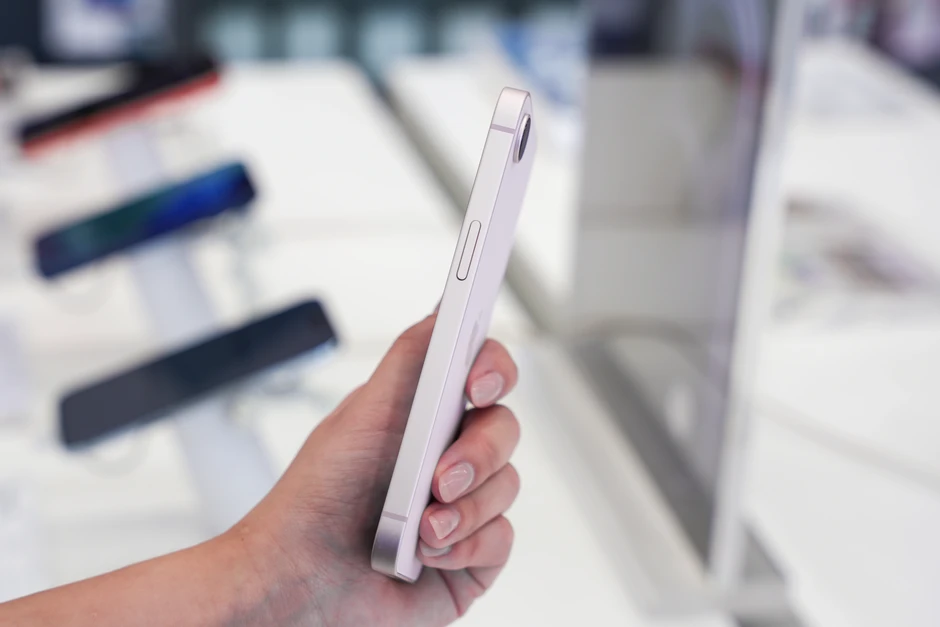 Trên tay iPhone 17e: Có nâng cấp nhưng chưa đáng kể Trên tay iPhone 17e: Có nâng cấp nhưng chưa đáng kể