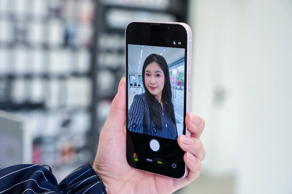 Trên tay iPhone 17e: Có nâng cấp nhưng chưa đáng kể Trên tay iPhone 17e: Có nâng cấp nhưng chưa đáng kể