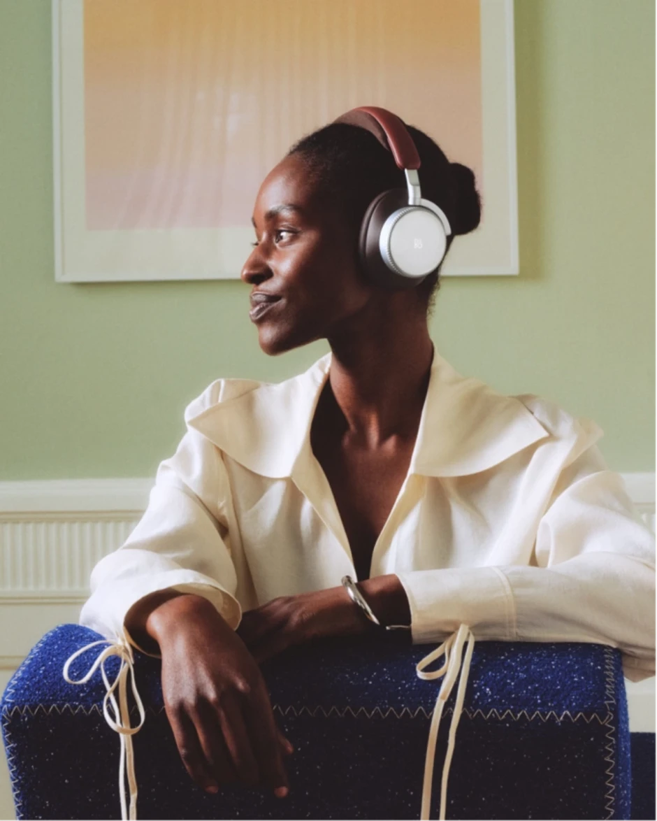 Triết lý 'thính phòng đeo tai' trên Bang & Olufsen Beoplay H100 Triết lý 'thính phòng đeo tai' trên Bang & Olufsen Beoplay H100