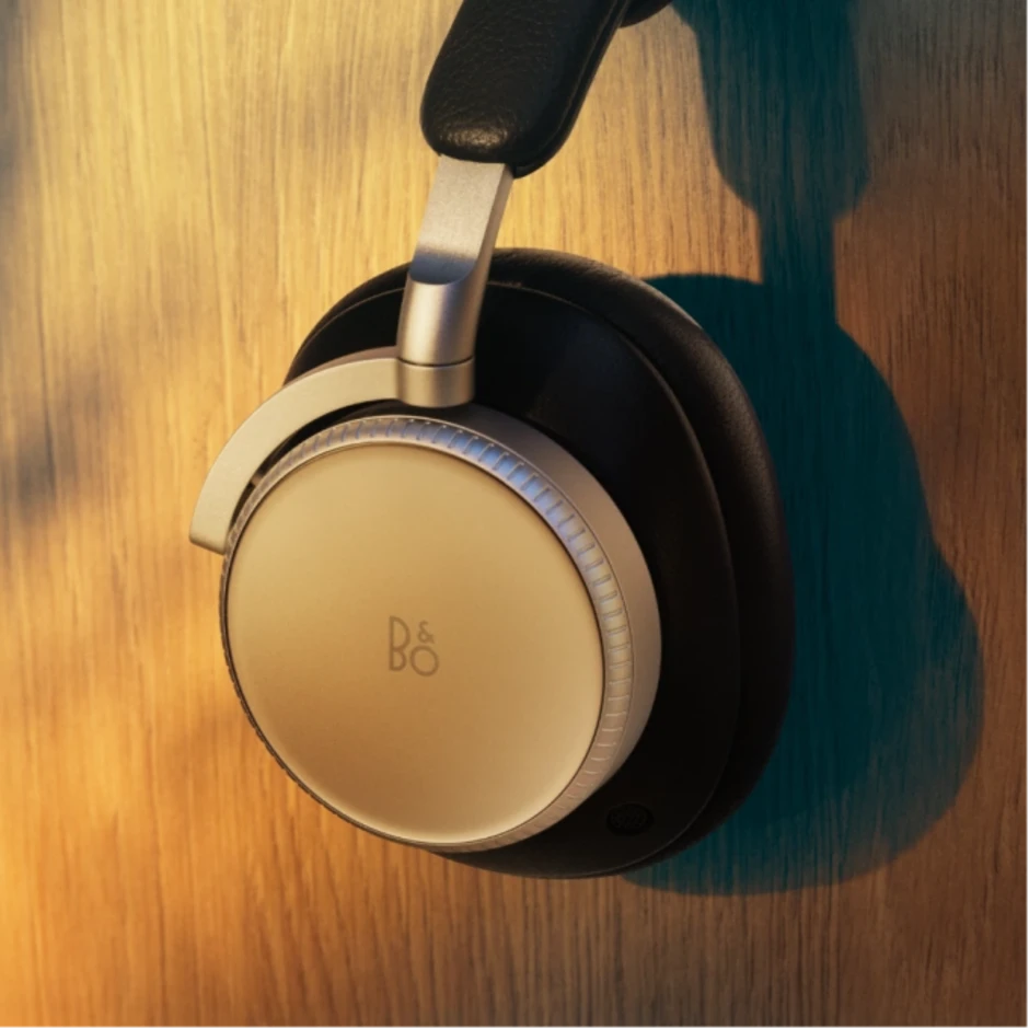 Triết lý 'thính phòng đeo tai' trên Bang & Olufsen Beoplay H100 Triết lý 'thính phòng đeo tai' trên Bang & Olufsen Beoplay H100