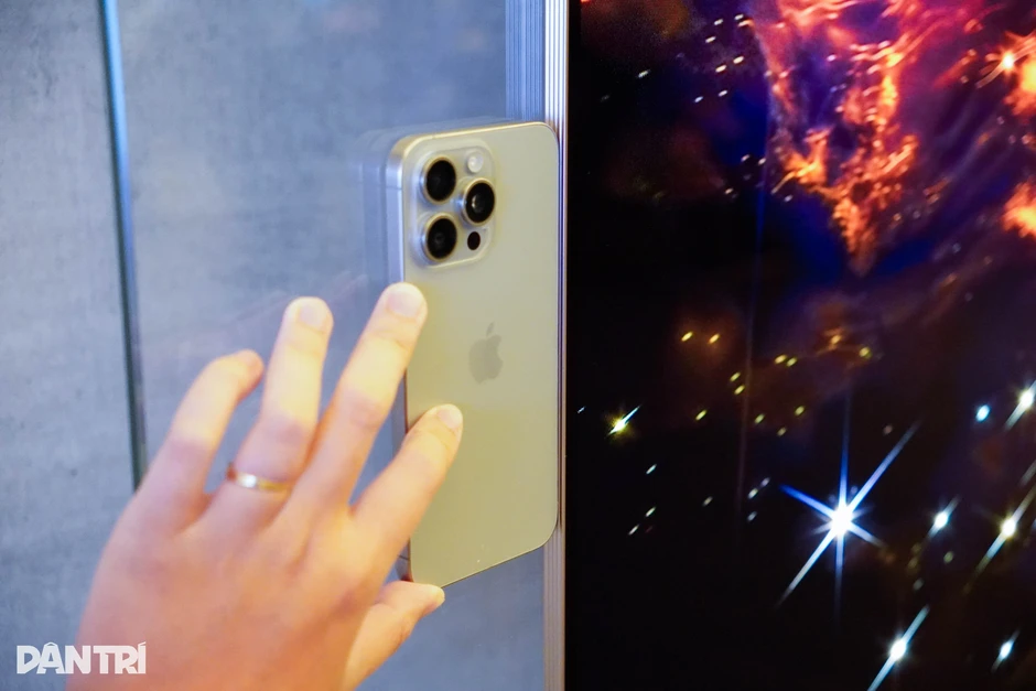 TV OLED dán tường có độ mỏng tương đương iPhone