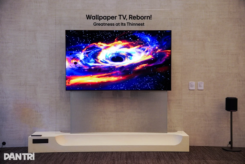 TV OLED dán tường có độ mỏng tương đương iPhone