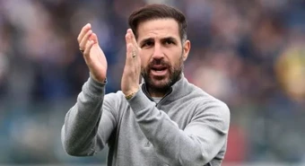 Como chốt tương lai Fabregas trước tin đồn dẫn dắt Chelsea