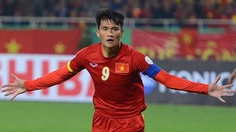 Danh thủ Lê Công Vinh đại diện Việt Nam cầm cúp vô địch AFF trên sân Mỹ Đình