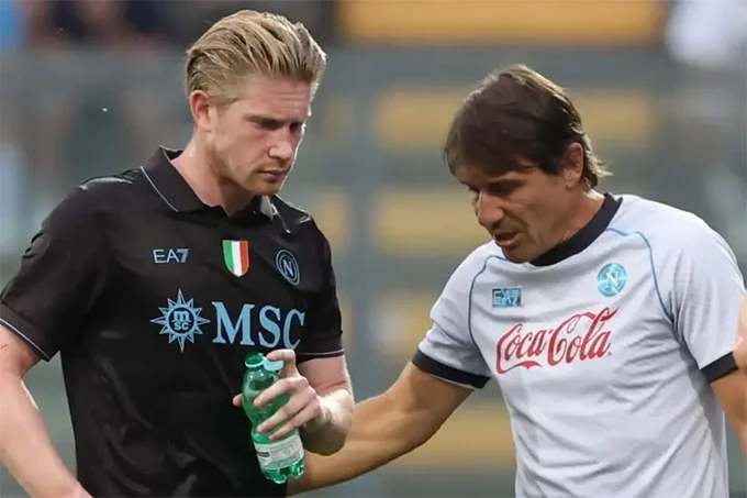 De Bruyne công khai chỉ trích Conte, vui mừng vì ông thầy ra đi