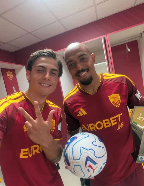 Dybala ba lần 'dọn cỗ' cho Malen lập hat-trick độc đáo