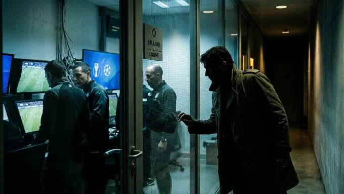 Góc khuất phòng VAR, những ‘mật hiệu’ và nghi vấn Inter được ưu ái