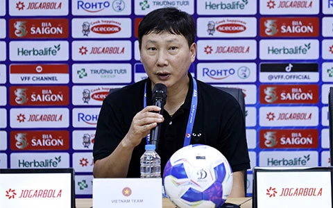 HLV Kim Sang Sik: ‘ĐT Việt Nam mạnh hơn rất nhiều khi có Son, Hên, Lộc’ HLV Kim Sang Sik: ‘ĐT Việt Nam mạnh hơn rất nhiều khi có Son, Hên, Lộc’
