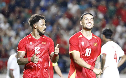 HLV Kim Sang Sik: ‘ĐT Việt Nam mạnh hơn rất nhiều khi có Son, Hên, Lộc’ HLV Kim Sang Sik: ‘ĐT Việt Nam mạnh hơn rất nhiều khi có Son, Hên, Lộc’