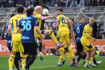 Inter đánh rơi chiến thắng trong ngày đăng quang Serie A
