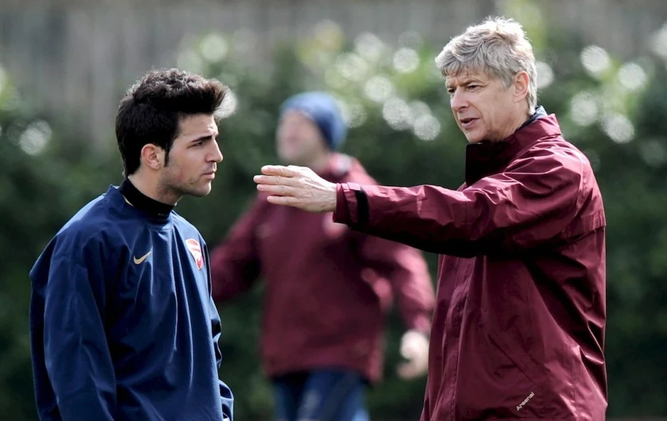 Kiến trúc sư Fabregas đang phác họa kiệt tác tại Como Kiến trúc sư Fabregas đang phác họa kiệt tác tại Como