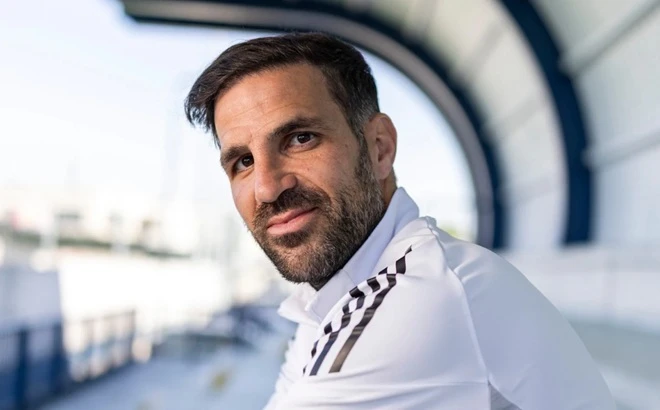 Kiến trúc sư Fabregas đang phác họa kiệt tác tại Como Kiến trúc sư Fabregas đang phác họa kiệt tác tại Como