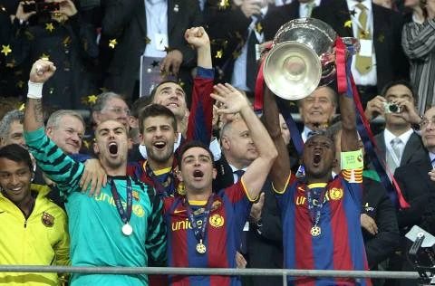 Premier League nhiều tiền để làm gì?