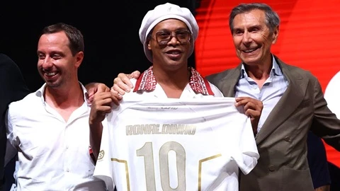 Ronaldinho trở lại sân cỏ ở tuổi 46, săn lùng bàn thắng thứ 300 Ronaldinho trở lại sân cỏ ở tuổi 46, săn lùng bàn thắng thứ 300