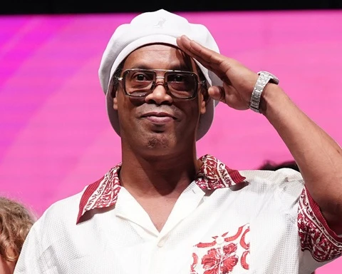 Ronaldinho trở lại sân cỏ ở tuổi 46, săn lùng bàn thắng thứ 300 Ronaldinho trở lại sân cỏ ở tuổi 46, săn lùng bàn thắng thứ 300
