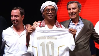 Ronaldinho trở lại sân cỏ ở tuổi 46, săn lùng bàn thắng thứ 300