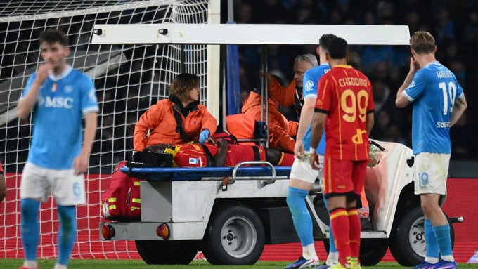 Sao Lecce vào thẳng bệnh viện sau va chạm ở trận đấu với Napoli Sao Lecce vào thẳng bệnh viện sau va chạm ở trận đấu với Napoli