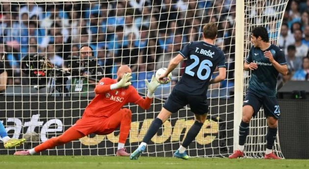 Thua đau Lazio, Napoli lỡ cơ hội bứt phá trong cuộc đua top 4