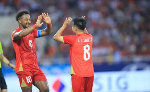 Tiếng hát Quốc ca vang lên trong nhà… đội trưởng Rafaelson Tiếng hát Quốc ca vang lên trong nhà… đội trưởng Rafaelson