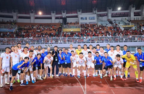 Tiếng hát Quốc ca vang lên trong nhà… đội trưởng Rafaelson Tiếng hát Quốc ca vang lên trong nhà… đội trưởng Rafaelson