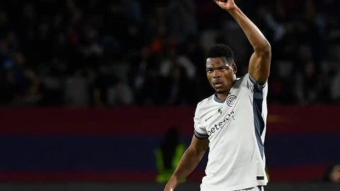Vì sao Inter không xem Spence là bản sao của Dumfries?