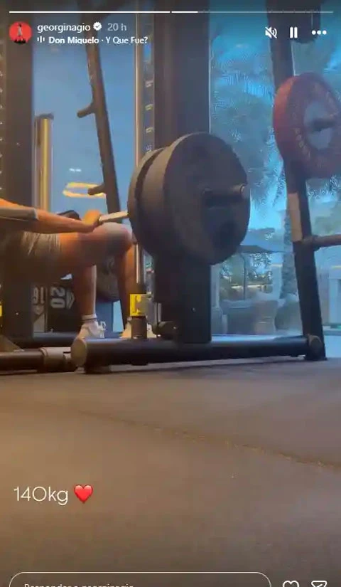 Vợ mới cưới của Ronaldo lao vào tập với tạ nặng 140kg Vợ mới cưới của Ronaldo lao vào tập với tạ nặng 140kg